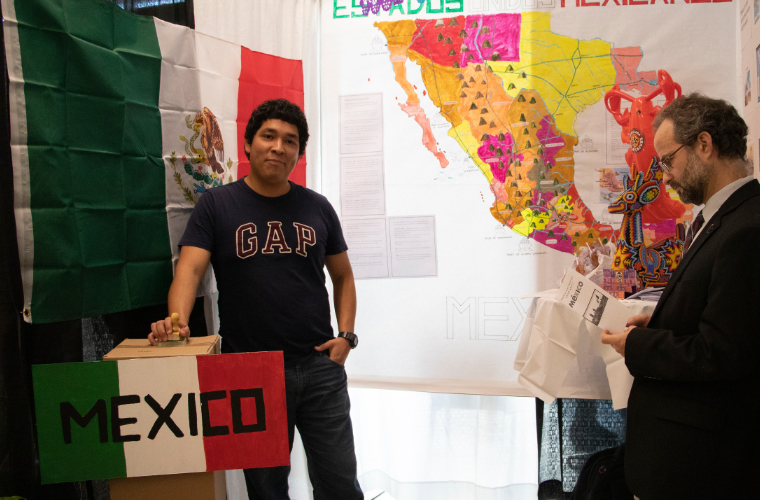 UL Lafayette student presents on Mexico at a culture event.
