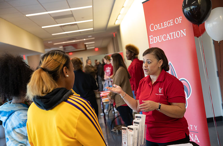 A UL Lafayette staff member talking to prospective students at Preview Day
