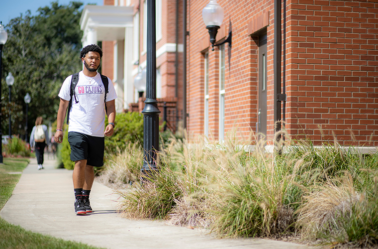 UL Lafayette student walks from residence hall to class