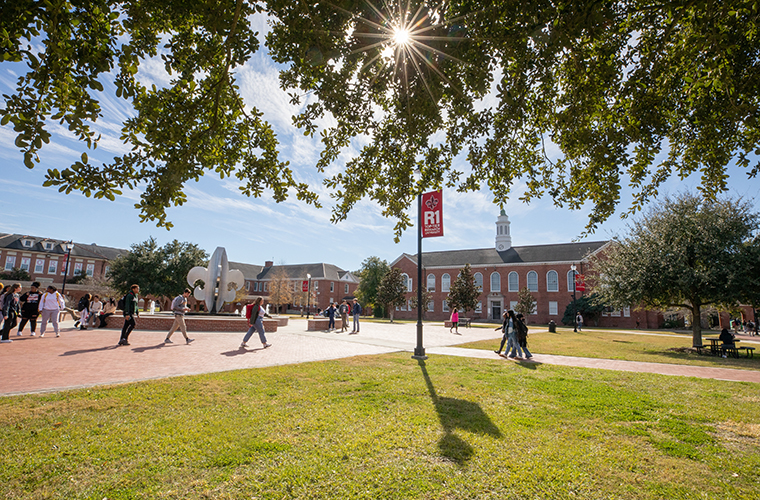 Students walking through the UL Lafayette quad on a sunny day in January