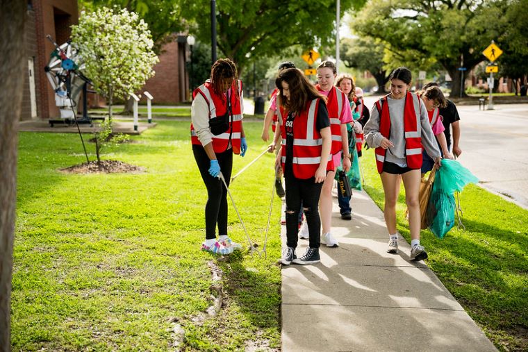 Students picking up litter on campus