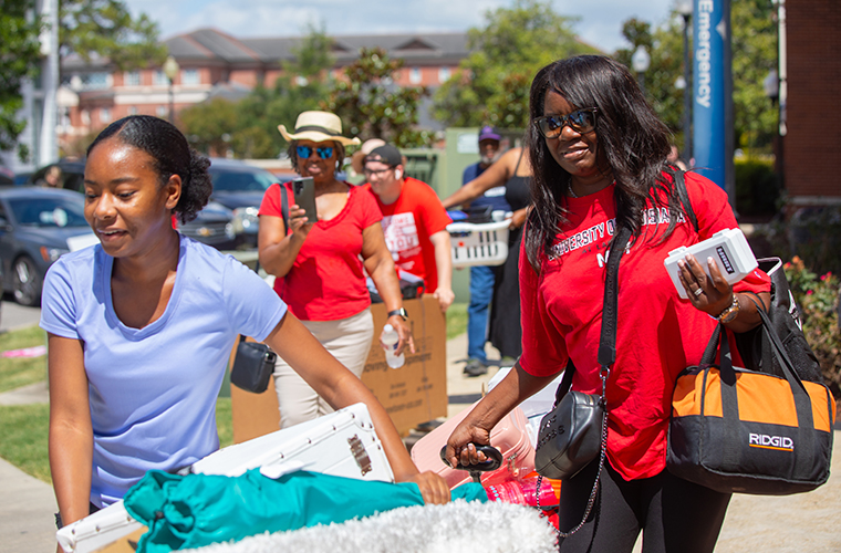 UL Lafayette student and her family move into dorm