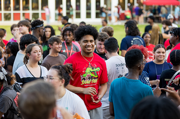 Sudents in front of the UL Lafayette Union celebrating Swamp Party