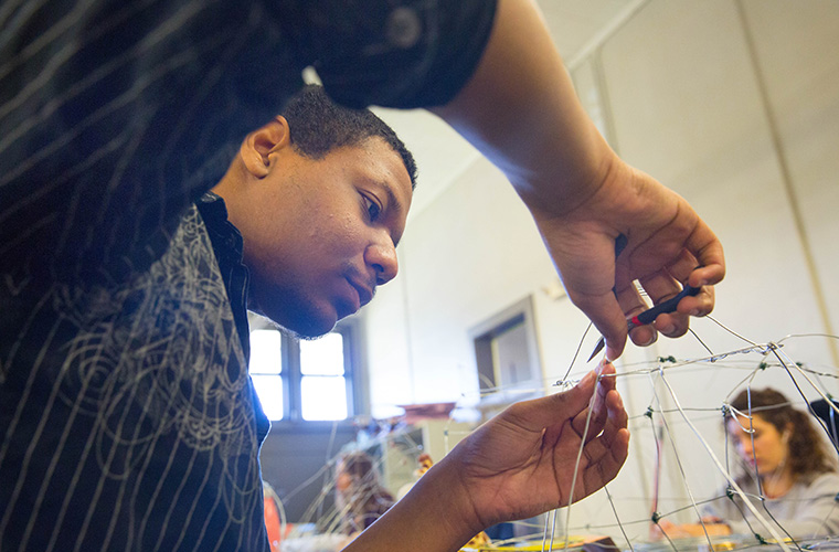 UL Lafayette sculpture student working on a wire sculpture.