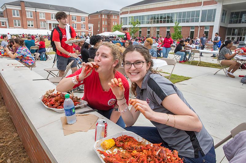 UL Lafayette students enjoying crawfish during Lagniappe Day