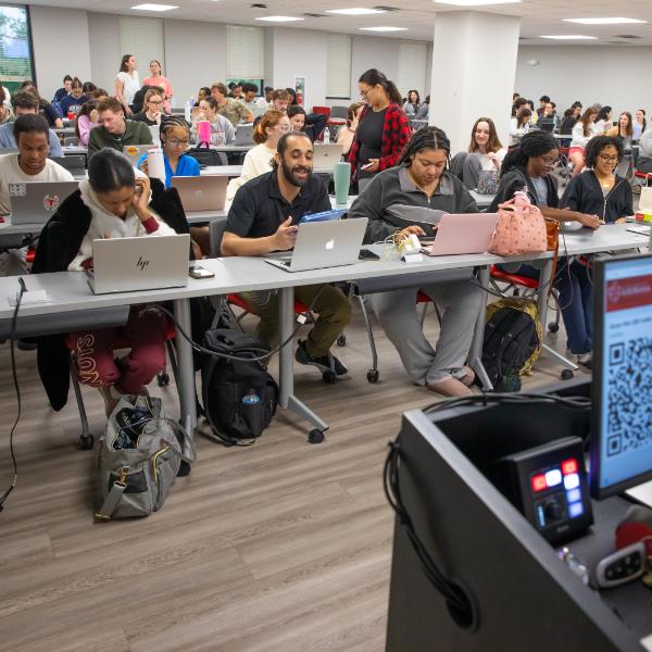 A class full of UL Lafayette students on computers.