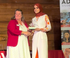 Online HSA grad Haneen Muthana accepts UL Lafayette Leaf Award.