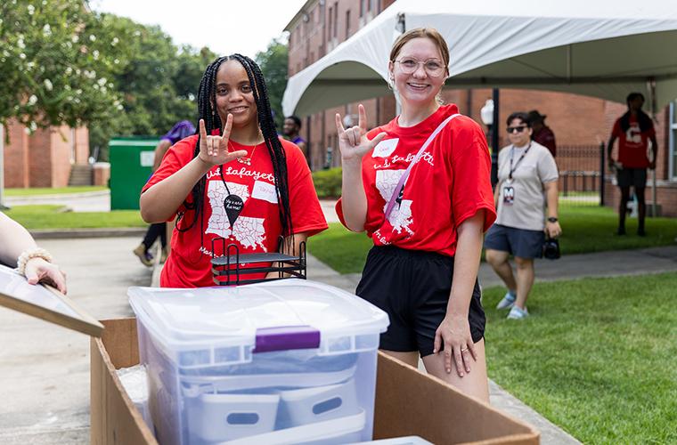 UL Lafayette student volunteers helping freshmen move in to dorms