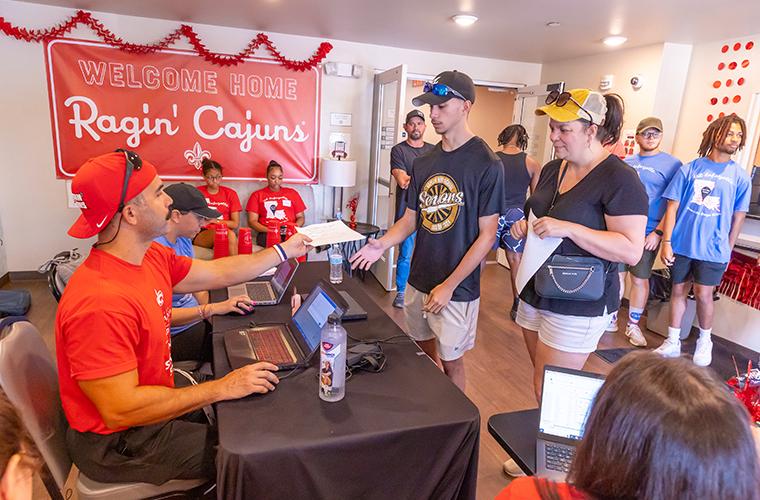 UL Lafayette student volunteers helping freshmen move in to dorms