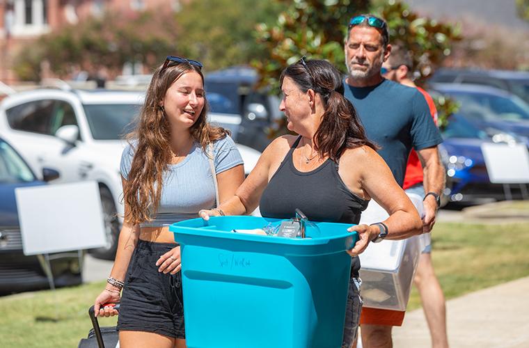 UL Lafayette student volunteers helping freshmen move in to dorms