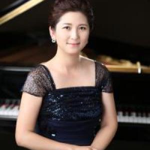 Portrait headshot photo of Chee Hyeon Choi