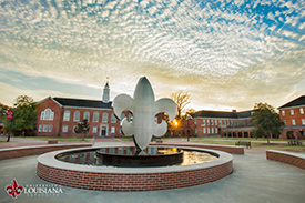 Desktop wallpaper of Stephens Hall and the Fleur de Lis fountain in the Quad at UL Lafayette